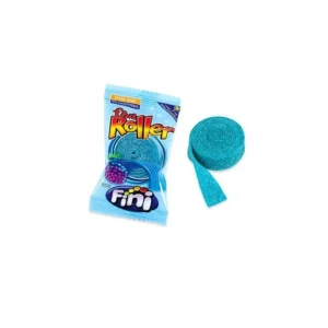 Paquete azul de Fini Roller sabor frambuesa junto a la lengua de regaliz ácida enrollada de color azul.