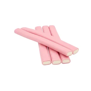 Barritas de regaliz de color rosa pastel rellenas de crema blanca sabor helado de fresa y nata